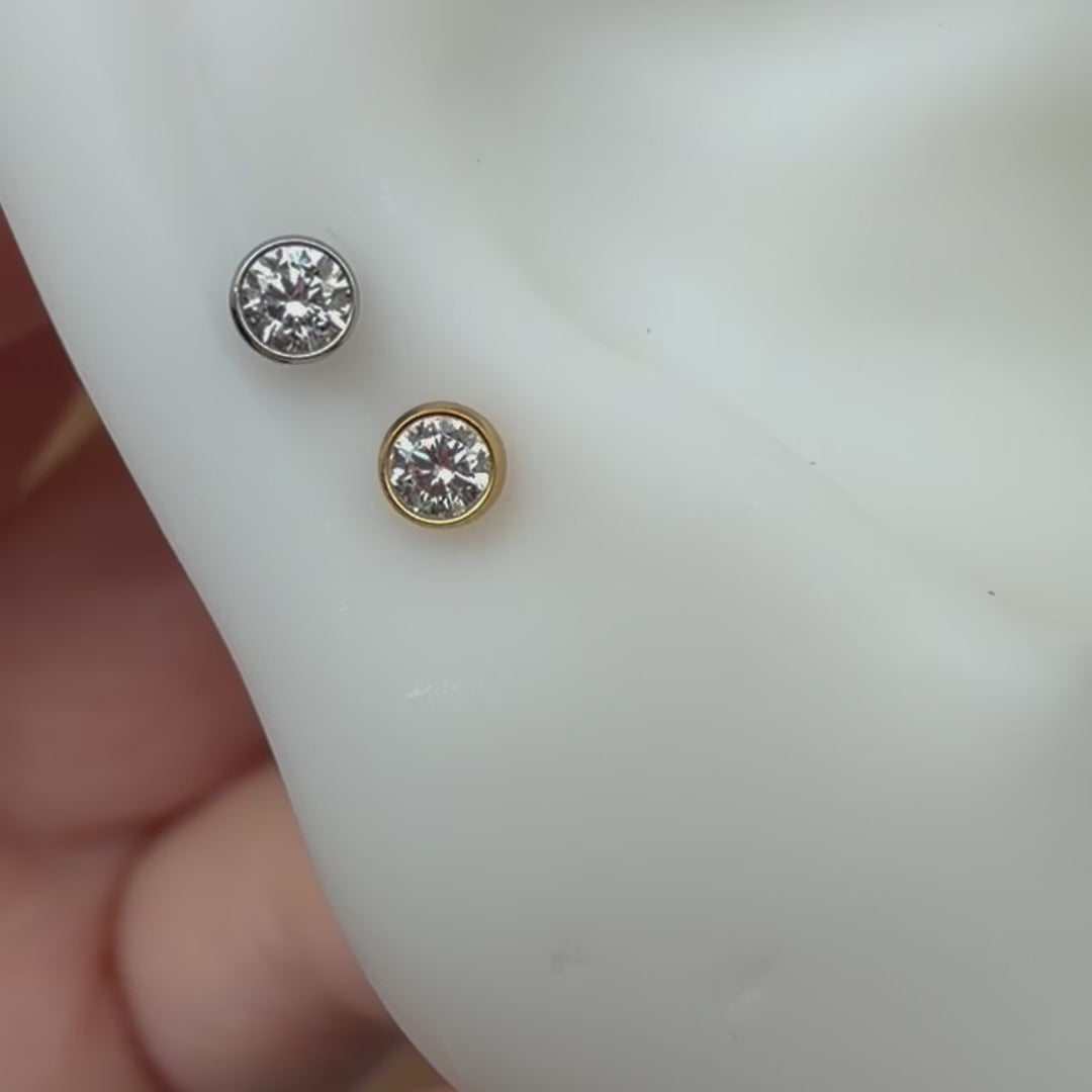 Labret do piercingu ucha z cyrkonią –  kolczyk tytanowy złoty