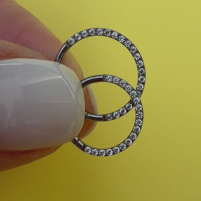 KOLCZYK CLICKER DO PIERCINGU UCHA Z  CYRKONIAMI – TYTANOWY ZŁOTY