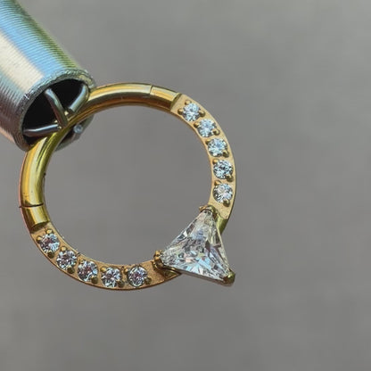 Tytanowy clicker Triangle z białymi cyrkoniami – kolczyk do piercingu ucha i nosa – złoty
