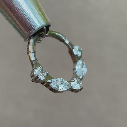 Tytanowy clicker Marquise z białymi cyrkoniami – kolczyk do piercingu – srebrny