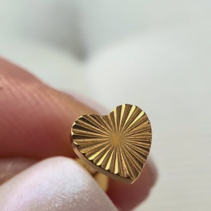 KOLCZYK DO PIERCINGU LABRET TYTANOWY – SERCE ZŁOTY