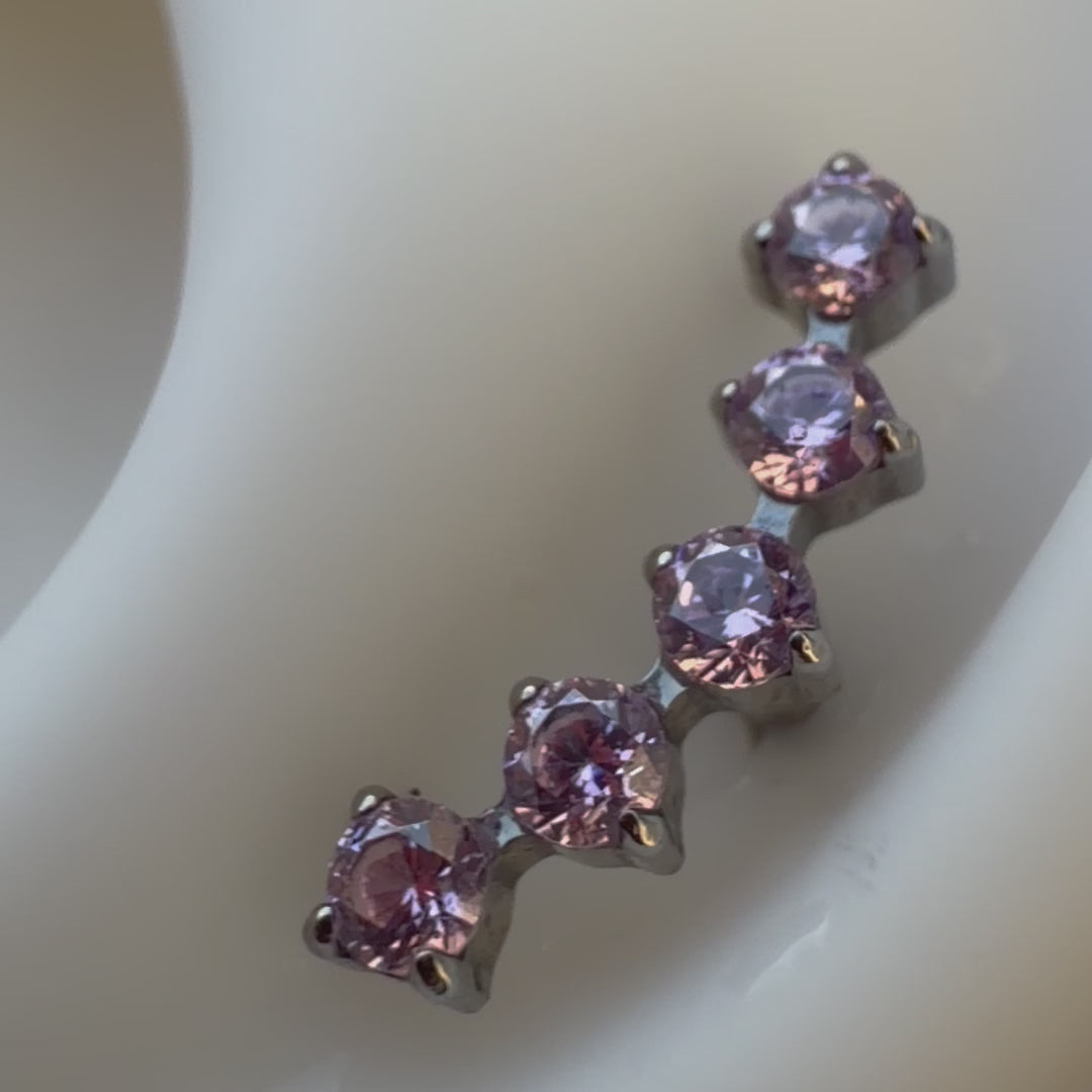 LABRET DO PIERCINGU UCHA Z JASNO FIOLETOWYMI CYRKONIAMI (CLUSTER), SREBRNY