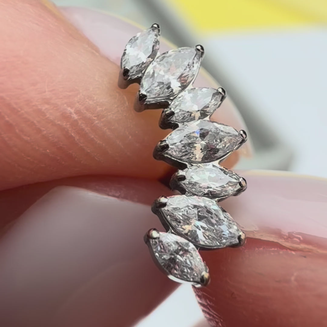 Kolczyk do piercingu ucha z cyrkoniami – tytanowy cluster – srebrny