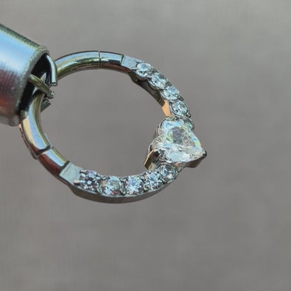 Tytanowy clicker Heart Shine z białymi cyrkoniami – kolczyk do piercingu ucha –srebrny