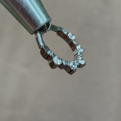 Tytanowy clicker z białymi cyrkoniami – kolczyk do piercingu ucha i nosa – srebrny